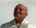 Jean-Paul II souriant, le regard vers le ciel