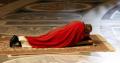 Pape François allongé en prière