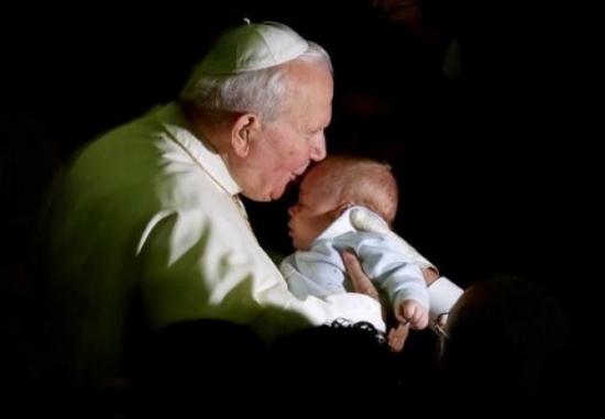 Jean-Paul II embrassant un bébé