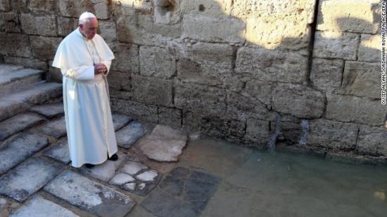 Le Pape Fançois devant l'Eau Sainte, samedi 24 mai 2014