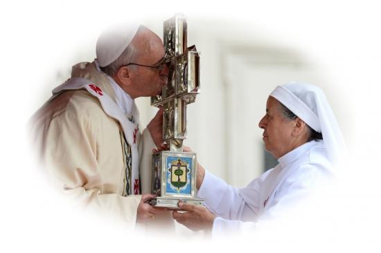 Pape François embrasse la Croix