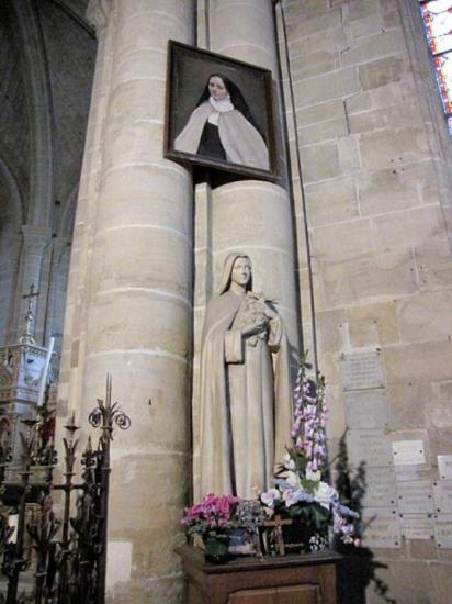 Statue et portrait de Sainte Thérèse de Lisieux