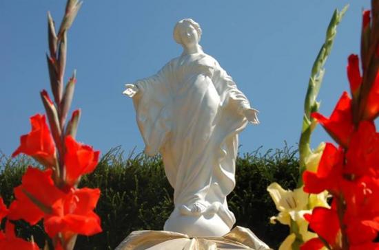 Vierge du Sourire fleurie