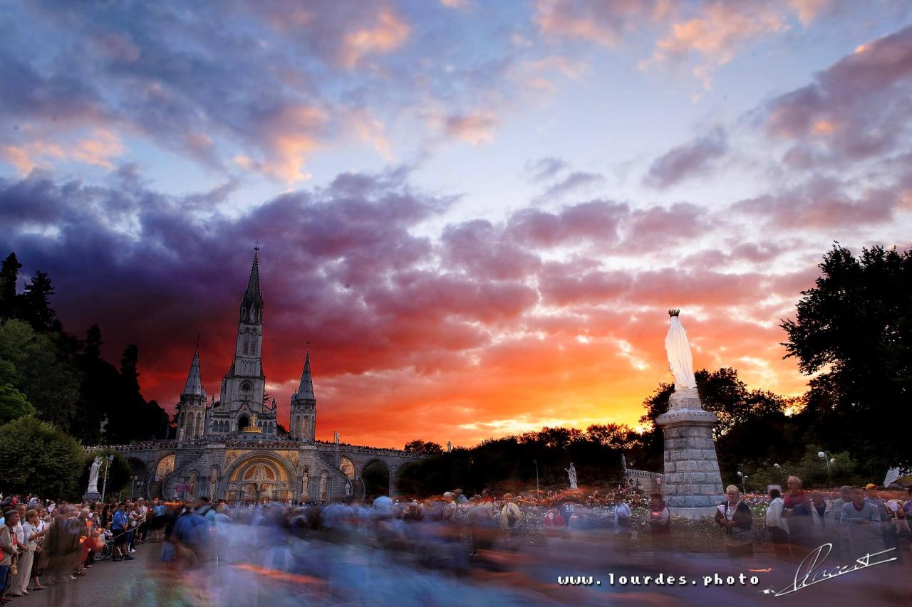 Lourdes, procession aux flambeaux (© Pierre Vincent 2014)