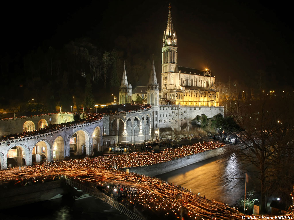 Procession de nuit à Lourdes